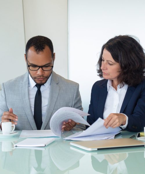 Business colleagues checking agreement text Firma de abogados